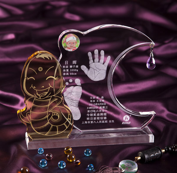 日暉笑逐顏開手腳印