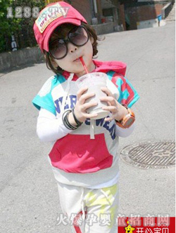 開(kāi)心寶貝白色女童套裝